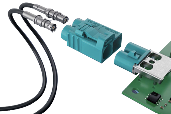 汽車(chē)射頻線(xiàn)束是指用于傳輸無(wú)線(xiàn)電信號(hào)的電線(xiàn)束，通常位于汽車(chē)內(nèi)部。它通常由多根電線(xiàn)組成，包括信號(hào)線(xiàn)、電源線(xiàn)和地線(xiàn)等。這些電線(xiàn)通過(guò)一定的結(jié)構(gòu)形式將它們組織在一起，以便更好地傳輸信號(hào)和減少干擾。