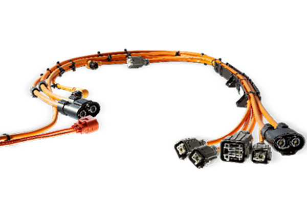 新能源高壓線(xiàn)束是指用于傳輸高壓電力和信號(hào)的電線(xiàn)束，通常用于電動(dòng)汽車(chē)、混合動(dòng)力汽車(chē)和其他新能源設(shè)備中。與傳統(tǒng)汽車(chē)相比，新能源車(chē)輛使用更高電壓的電力系統(tǒng)，因此需要使用高壓線(xiàn)束來(lái)傳輸電能。